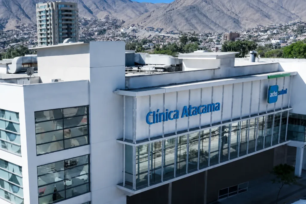 Fachada de la Clínica Atacama ACHS en Copiapó, proyecto de infraestructura de salud con puertas técnicas de La Montaña