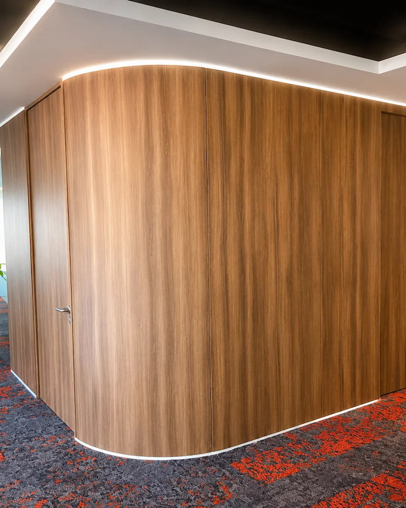 Revestimiento técnico de muros con paneles de madera MDF y HPL para proyectos de arquitectura.